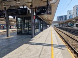 Innglasset venterom på plattform ved spor 13/14, Flytoget