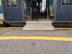 På Grorud må det brukes heis/rampe for adkomst til tog.